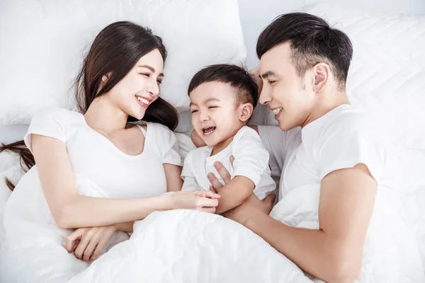 Gelukkig Familie Liggend Bed Samen Slaapkamer — Stockfoto