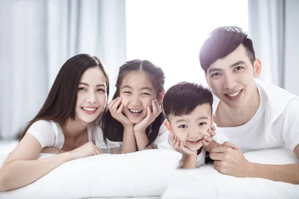 Happy Asian Keluarga Berbaring Tempat Tidur Bersama Sama Kamar Tidur — Stok Foto