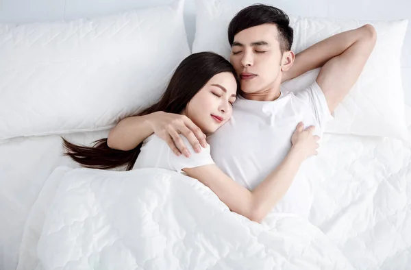 Jovem Casal Bonito Dormindo Juntos Cama — Fotografia de Stock