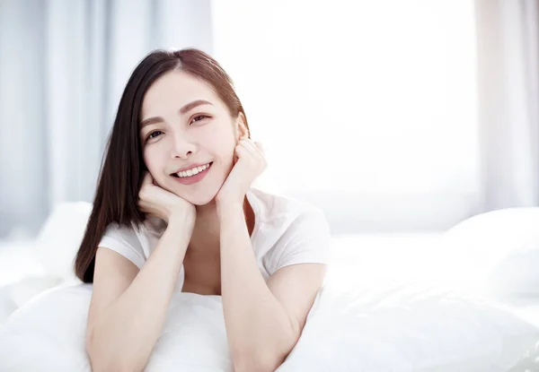 Young Smiling Woman Lying Bed Bedroom — Stock Photo, Image