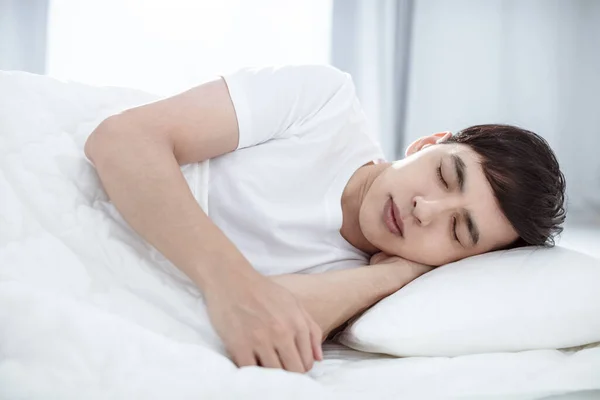 Schöner Junger Mann Schläft Bett — Stockfoto