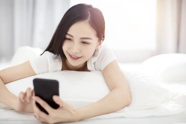 Vrouw Wakker Bed Llooking Smartphone — Stockfoto