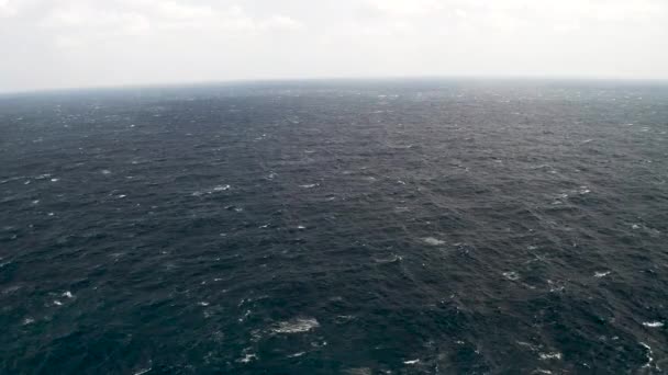 Vista Aérea Aguas Abiertas Del Océano Vientos Fuerza Vendaval Blancos — Vídeo de stock