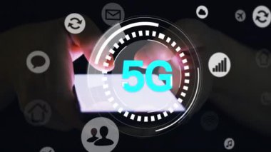 Koyu ve 5G ağ kavramında cep telefonu ekranına dokunmak