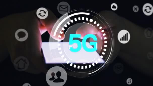 指タッチ暗闇と5Gネットワークコンセプトの携帯電話の画面 — ストック動画