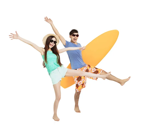 Glückliches Junges Paar Mit Sommerferienkonzepten Und Isoliert Auf Weiß — Stockfoto