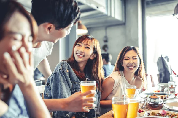 Χαρούμενους Νέους Φίλους Που Τρώνε Και Πίνουν Μπύρα Στο Εστιατόριο — Φωτογραφία Αρχείου