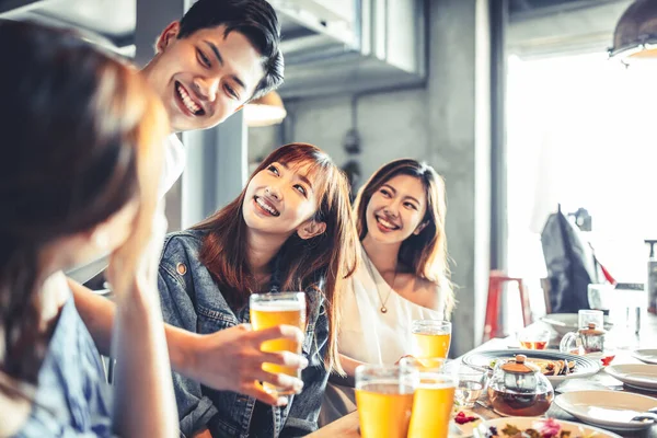 Счастливые Молодые Друзья Обедают Пьют Пиво Ресторане — стоковое фото