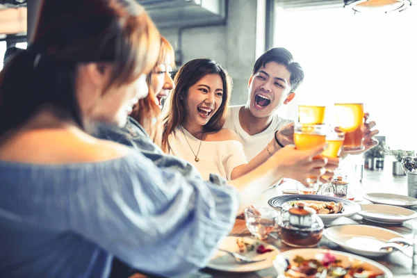 Happy Young Friends Dining Drinking Beer Restaurant — Stock Photo, Image