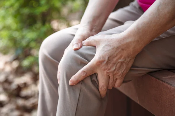 Seniorin Leidet Unter Schmerzen Bein Und Knie — Stockfoto