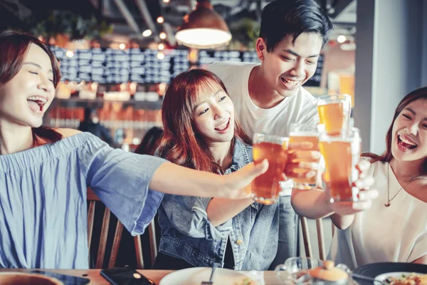 Lokantada Yemek Yiyip Bira Içen Mutlu Gençler — Stok fotoğraf