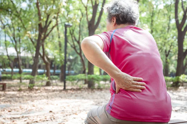 Senior Vrouw Die Lijdt Aan Rugpijn — Stockfoto