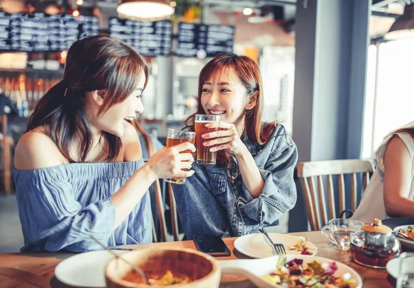 Heureuse Jeune Femme Avec Ami Manger Boire Bière Restaurant — Photo