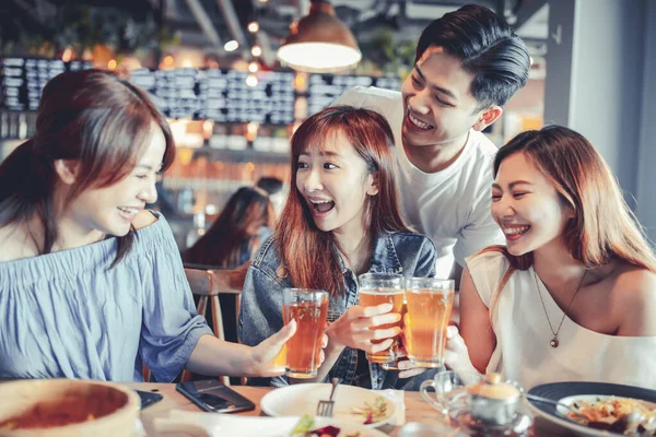 Χαρούμενη Νεαρή Ομάδα Που Δειπνεί Και Πίνει Μπύρα Στο Εστιατόριο — Φωτογραφία Αρχείου
