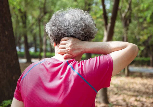 Seniorin Hat Nackenschmerzen — Stockfoto