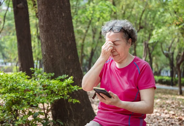 Пожилые Женщины Страдают Боли Глазах Использования Мобильных Телефонов — стоковое фото