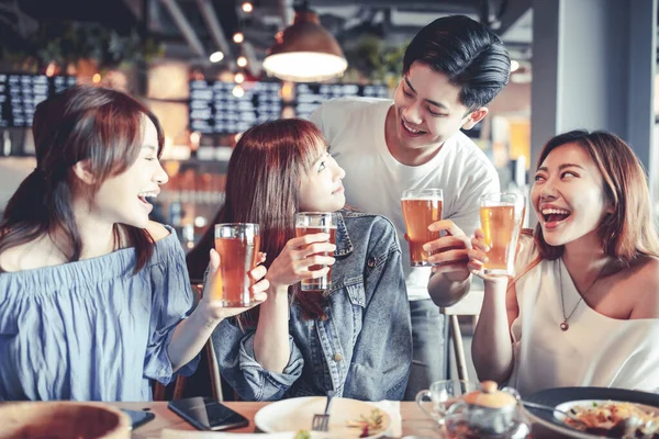 Χαρούμενη Νεαρή Ομάδα Που Δειπνεί Και Πίνει Μπύρα Στο Εστιατόριο — Φωτογραφία Αρχείου