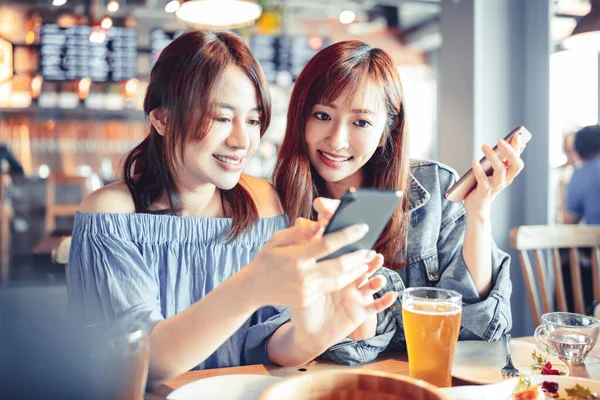 Glada Unga Vänner Tittar Smart Telefon Restaurang — Stockfoto