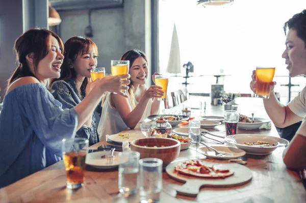 Jovens Felizes Desfrutar Jantar Cerveja Restaurante — Fotografia de Stock