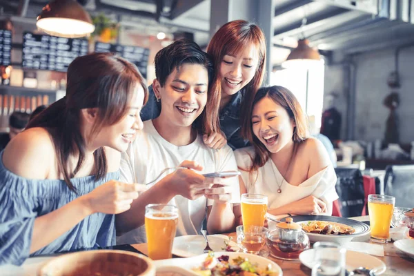 Jovens Felizes Sentados Restaurante Tirando Fotos Para Alimentos — Fotografia de Stock