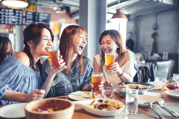 Feliz Jovem Mulher Sentada Restaurante Desfrutar Jantar Cerveja — Fotografia de Stock