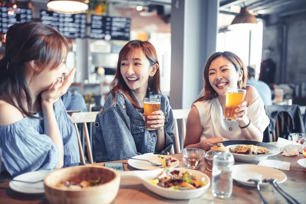 Feliz Jovem Mulher Sentada Restaurante Desfrutar Jantar Cerveja — Fotografia de Stock