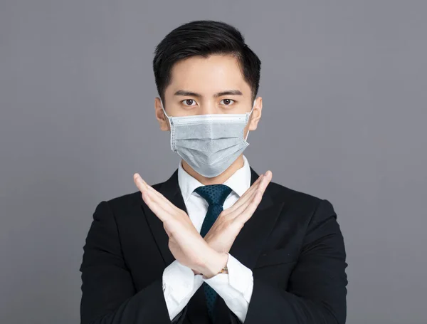 Genç Adam Tıbbi Maske Takıyor Hayır Işareti Yapıyor — Stok fotoğraf