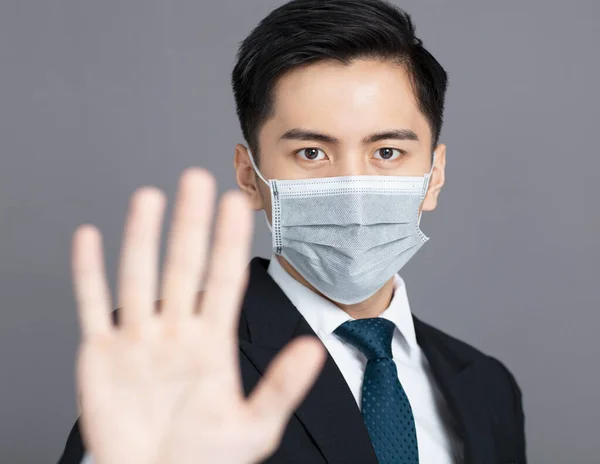 Junger Mann Trägt Medizinische Maske Und Zeigt Geste Und Stoppschild — Stockfoto