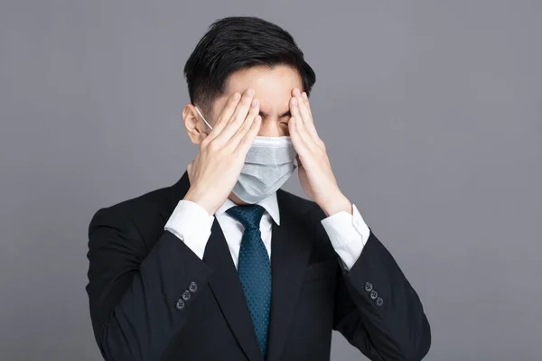 Ung Man Bär Medicinsk Mask Och Huvudvärk Begrepp — Stockfoto