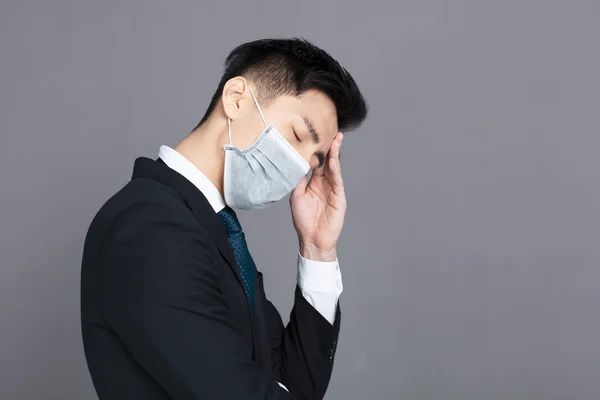 Junger Mann Trägt Medizinische Maske Und Kopfschmerzkonzepte — Stockfoto