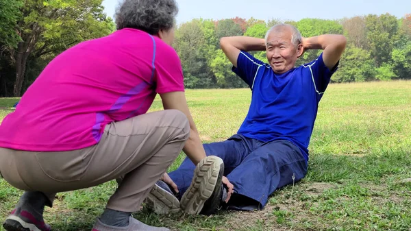 Smiling Senior Grandfather Doing Sit Ups Park — Stock Photo, Image