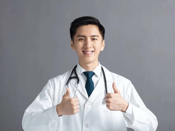 Retrato Varón Asiático Joven Médico Con Los Pulgares Hacia Arriba — Foto de Stock