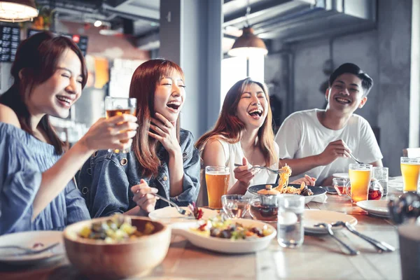 Grupo Jovem Feliz Jantar Beber Cerveja Restaurante — Fotografia de Stock