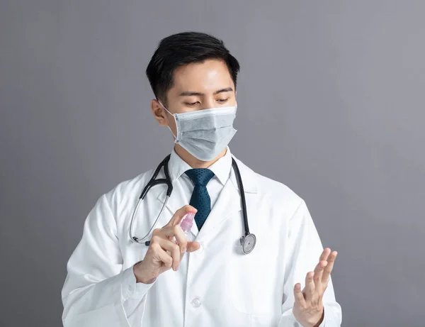 Médico Masculino Uniforme Coloca Sabão Desinfetante Suas Mãos — Fotografia de Stock