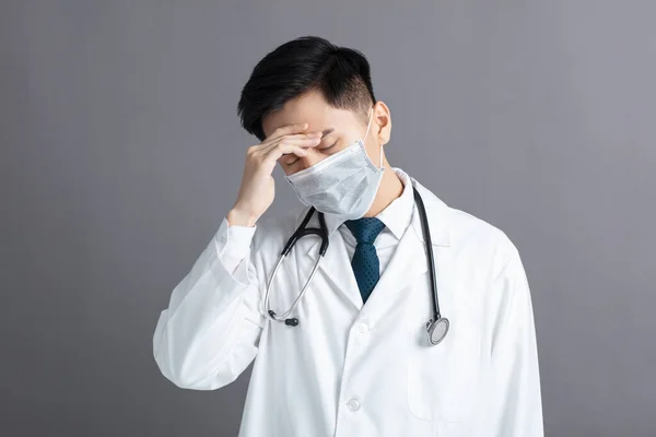 Stress Och Trött Ung Doktor Bär Medicinsk Mask — Stockfoto