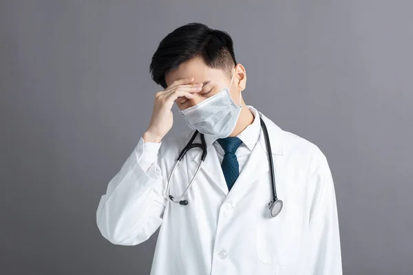 Stress Stanco Giovane Medico Indossare Maschera Medica — Foto Stock