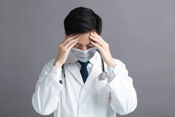 ストレスと疲れ若い医師は 医療マスクを着用 — ストック写真