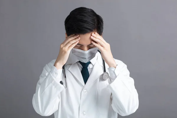 Stress Och Trött Ung Doktor Bär Medicinsk Mask — Stockfoto