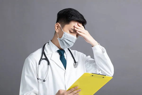 Stress Och Trött Ung Doktor Bär Medicinsk Mask — Stockfoto