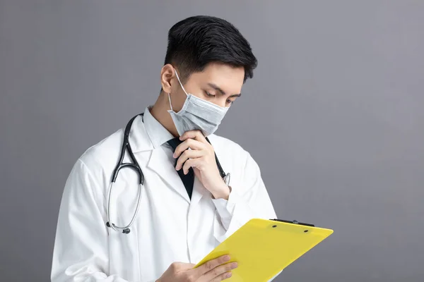 Joven Médico Desgaste Máscara Médica Mirando Informe Del Examen — Foto de Stock