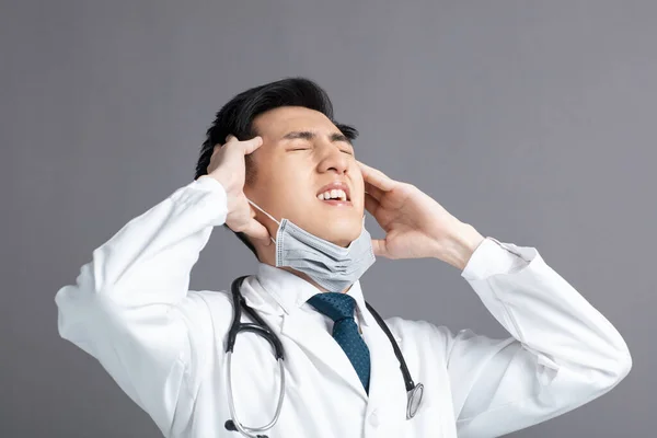 ストレスと疲れ若い医師は 医療マスクを着用 — ストック写真
