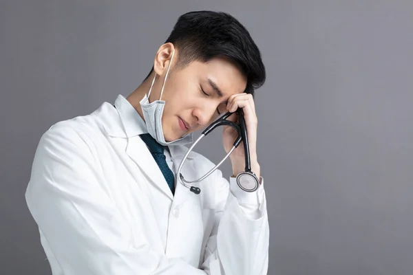 Άγχος Και Κουρασμένος Νεαρός Γιατρός Φορούν Ιατρική Μάσκα — Φωτογραφία Αρχείου
