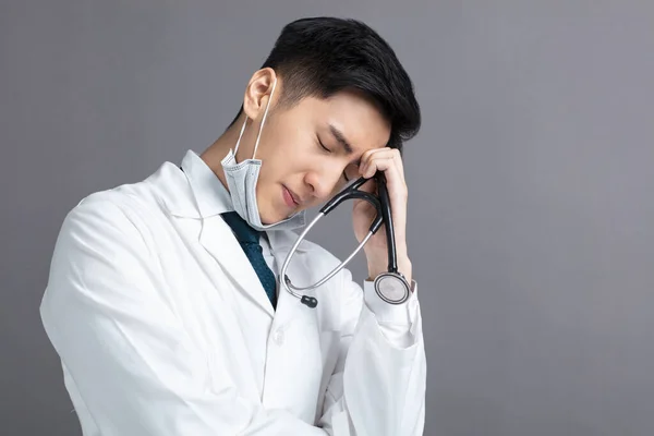 Estresse Cansado Jovem Doctor Wear Máscara Médica — Fotografia de Stock