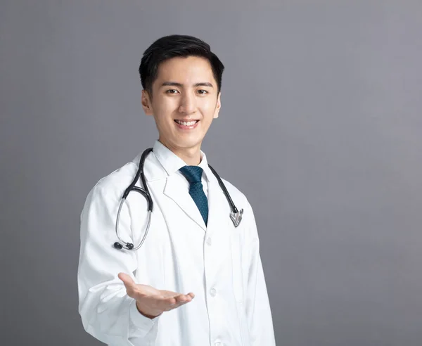Retrato Hombre Asiático Joven Médico Mano Mostrando Algo —  Fotos de Stock