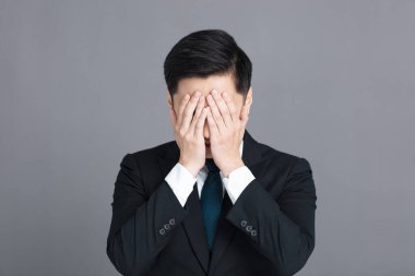 Stresli genç iş adamı eli örtülü yüz