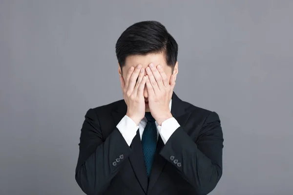 Stressad Ung Affärsman Hand Täcka Ansikte — Stockfoto