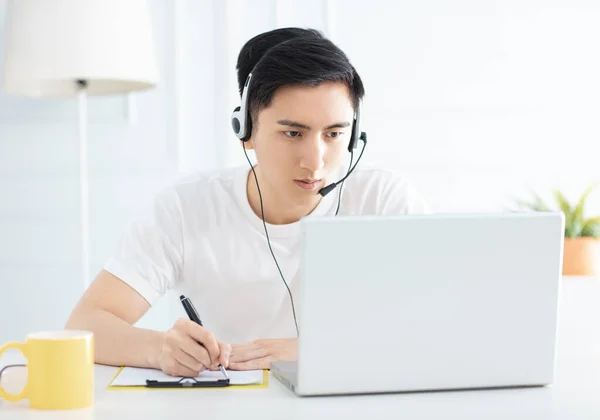 Evde Dizüstü Bilgisayarla Çalışan Gülümseyen Genç Adam — Stok fotoğraf