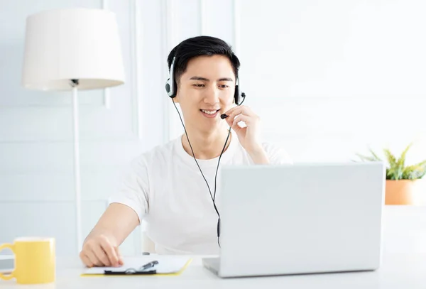 Giovane Uomo Sorridente Che Lavora Casa Con Computer Portatile — Foto Stock