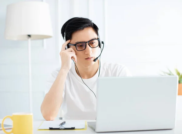 Giovane Che Lavora Casa Con Computer Portatile — Foto Stock