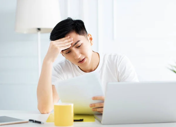 Junger Mann Arbeitet Hause Mit Laptop — Stockfoto